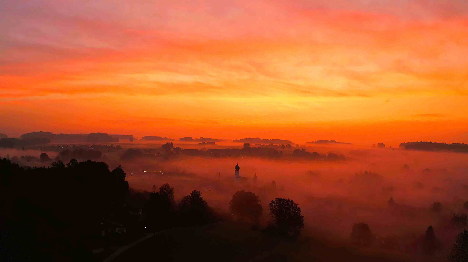 Erdmann Stefan, Kirche im roten Morgennebel  | © Tourist Info Bad Endorf