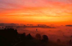 Erdmann Stefan, Kirche im roten Morgennebel  | © Tourist Info Bad Endorf