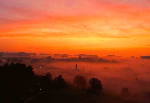 Erdmann Stefan, Kirche im roten Morgennebel  | © Tourist Info Bad Endorf