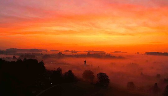 Erdmann Stefan, Kirche im roten Morgennebel  | © Tourist Info Bad Endorf