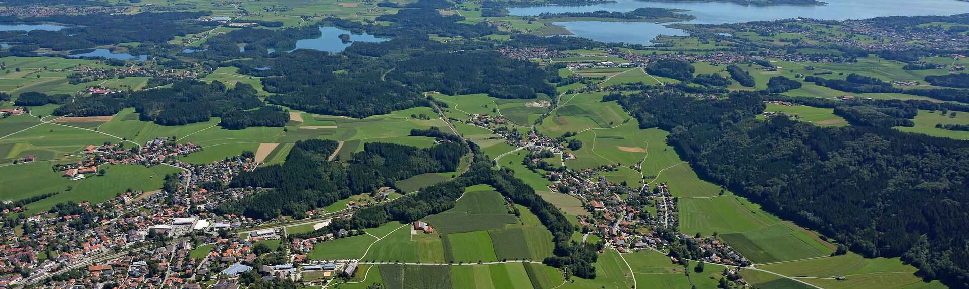 Ortsansicht West mit Chiemsee und Chiemgauer Alpen | © Kerscher, Tourist Info Bad Endorf