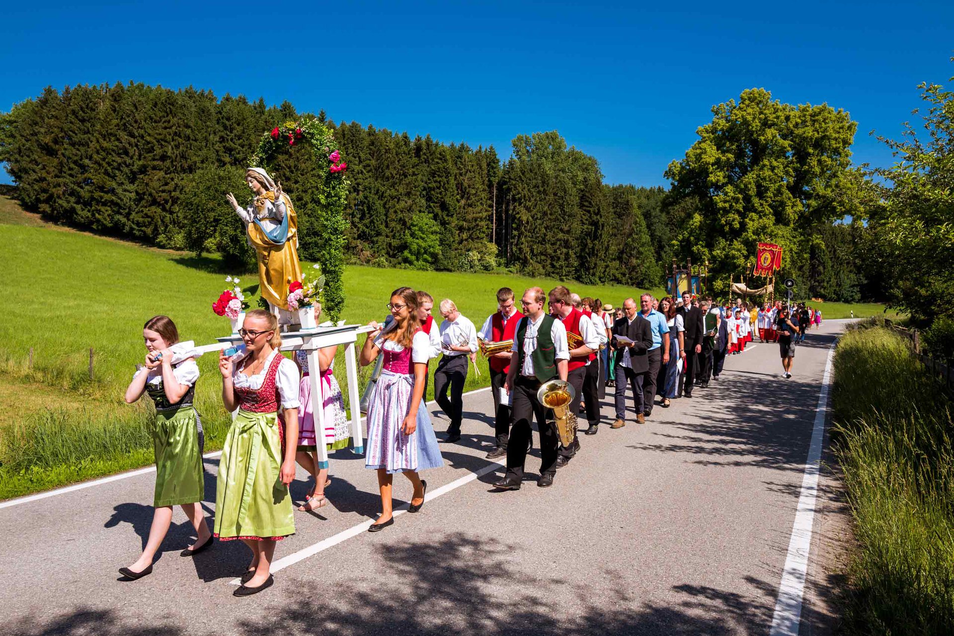 Fronleichnam Stephanskirchen Madonnaträgerinnen | © Tourist Info, Nitzsche Rainer
