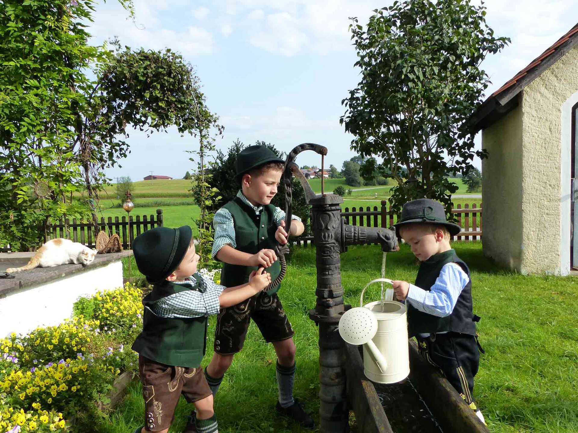 Schwengelpumpe mit drei Jungs | © Tourist Info Bad Endorf