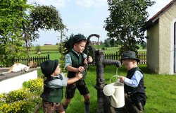 Schwengelpumpe mit drei Jungs | © Tourist Info Bad Endorf