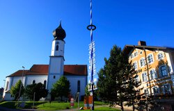 Pfarrkirche St. Jakobus mit Maibaum und Endorfer Hof | © Tourist Info Bad Endorf, Rumberger Martin